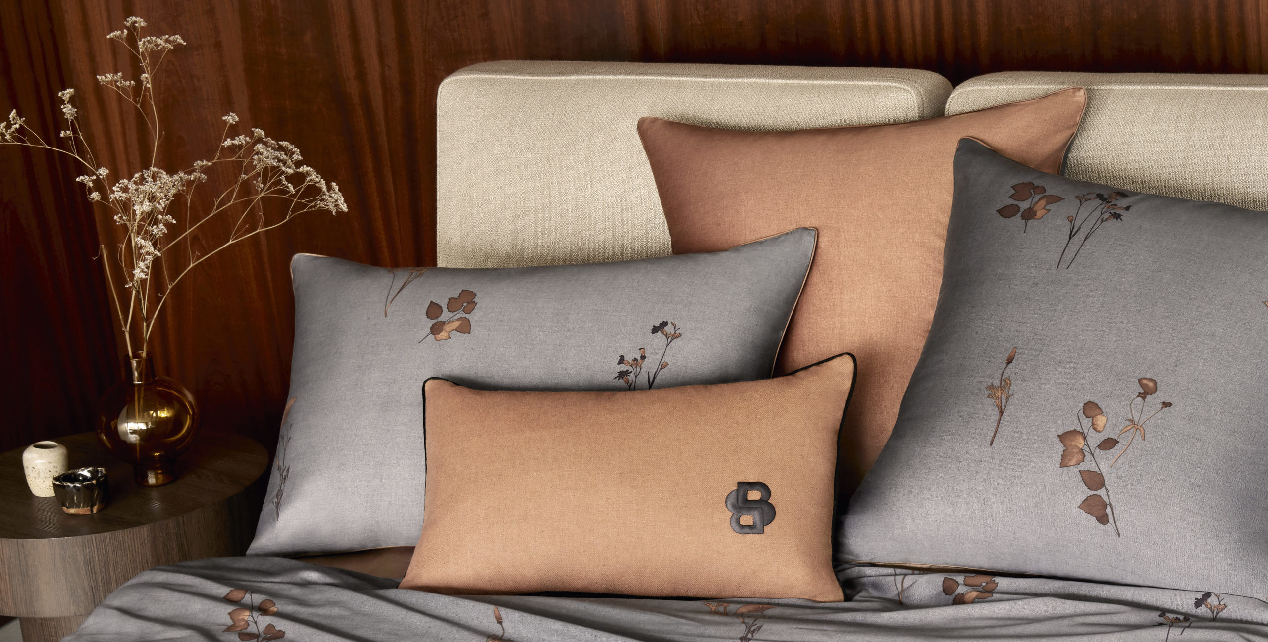 Bed set MIDNIGHT FLOWERS - Lifestyle - Boss Home - HB_AH24_MIDNIGHTFLOWERS_Lit_Ambiance - 2